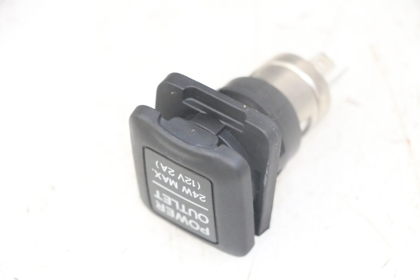 photo de PRISE ALLUME CIGARE HONDA FORZA ABS 300 (2013 - 2017) - Détail de la pièce