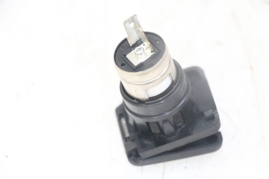 photo de PRISE ALLUME CIGARE HONDA FORZA ABS 300 (2013 - 2017) - Autre angle de vue