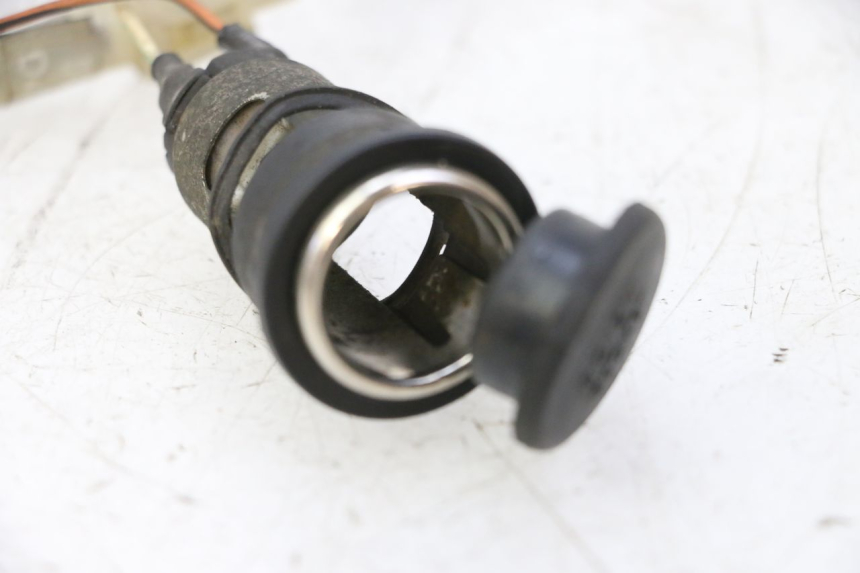 photo de PRISE ALLUME CIGARE KYMCO GRAND DINK 125 (2002 - 2007) - Gros plan technique