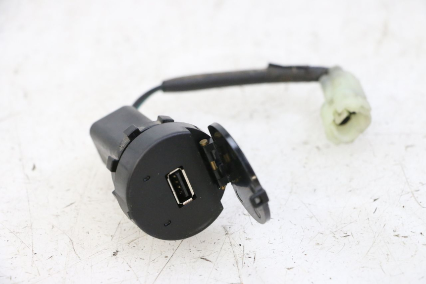 photo de PRISE ALLUME CIGARE SYM JOYMAX 125 (2010 - 2017) - Autre angle de vue