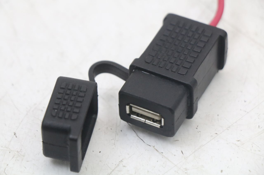 photo de PRISE ALLUME CIGARE PIAGGIO MP3 HPE 350 (2018 - 2020) - Zoom état d’usage