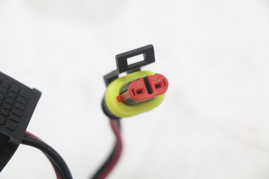 photo de PRISE ALLUME CIGARE PIAGGIO MP3 HPE 350 (2018 - 2020) - Gros plan technique