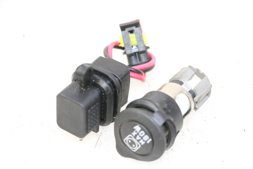 photo de PRISE ALLUME CIGARE PIAGGIO MP3 500 (2014 - 2017) - Vue principale