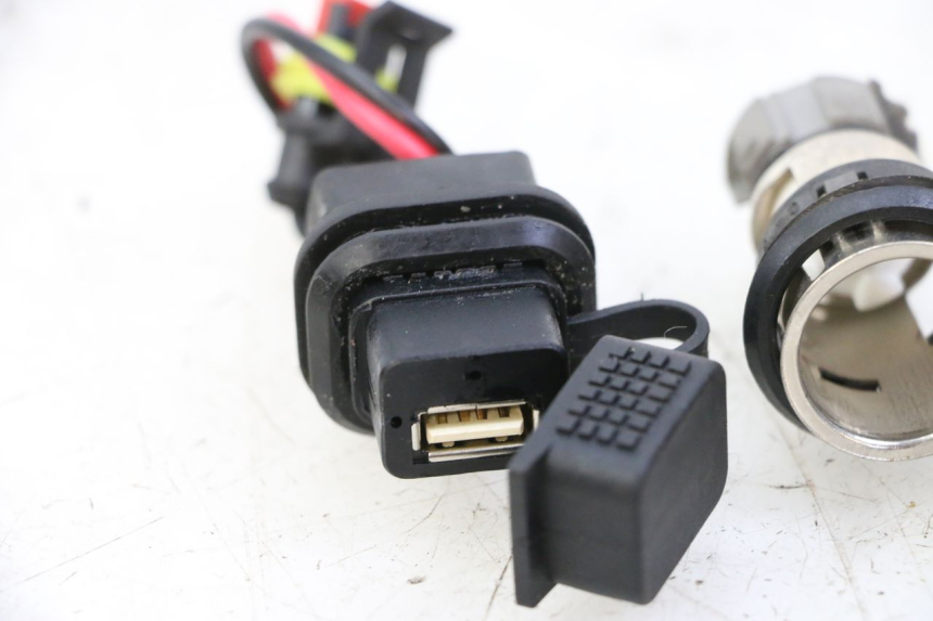 photo de PRISE ALLUME CIGARE PIAGGIO MP3 500 (2014 - 2017) - Zoom état d’usage