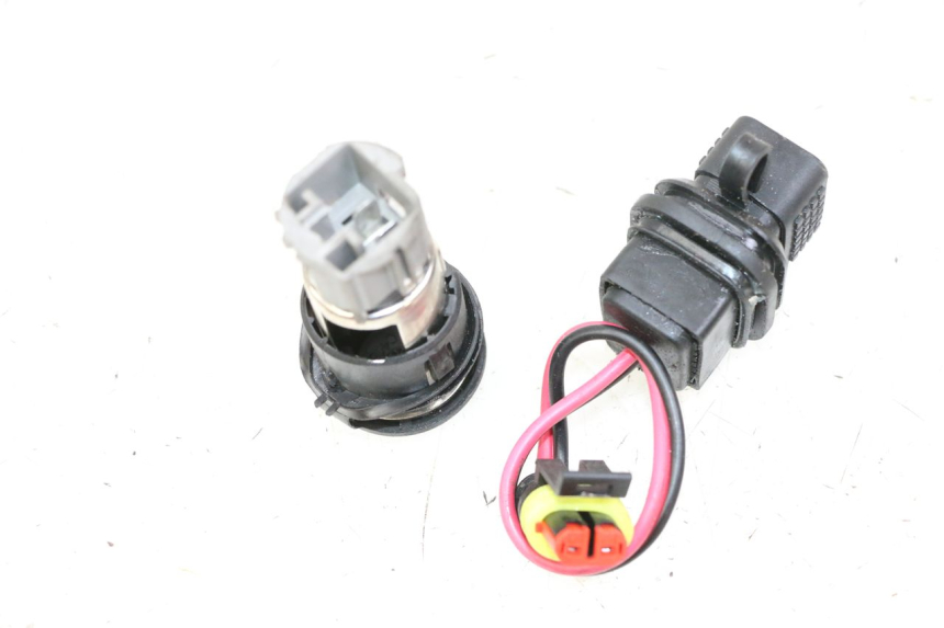 photo de PRISE ALLUME CIGARE PIAGGIO MP3 500 (2014 - 2017) - Gros plan technique