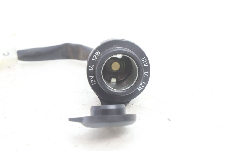 photo de PRISE ALLUME CIGARE YAMAHA N-MAX NMAX 125 (2021 - 2024) - Zoom état d’usage