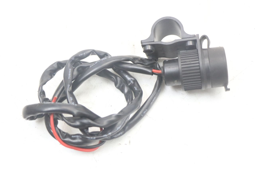 photo de PRISE ALLUME CIGARE KAWASAKI VERSYS ABS 650 (2015 - 2018) - Gros plan technique