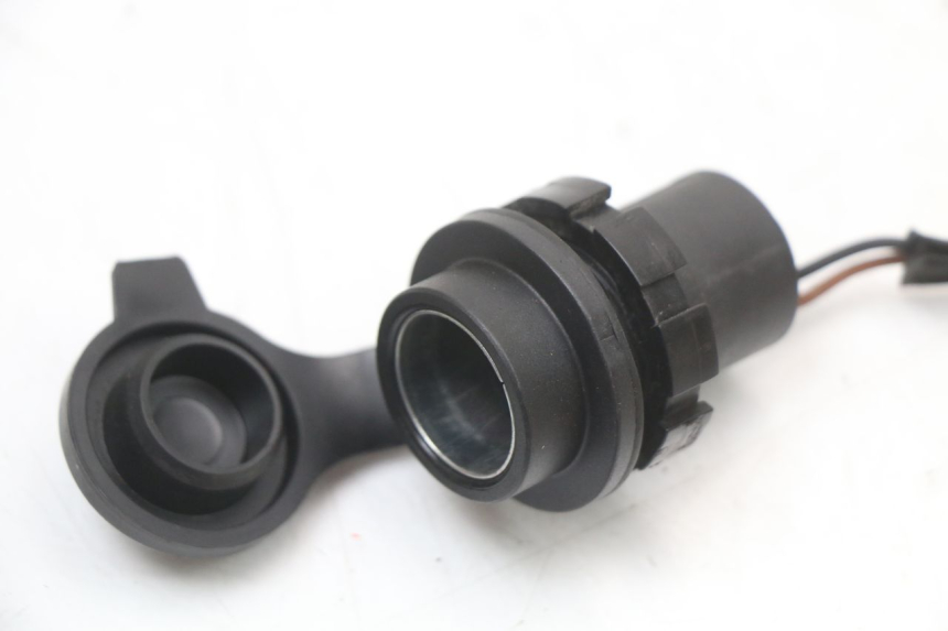 photo de PRISE ALLUME CIGARE YAMAHA XMAX X-MAX ABS 125 (2017 - 2020) - Détail de la pièce