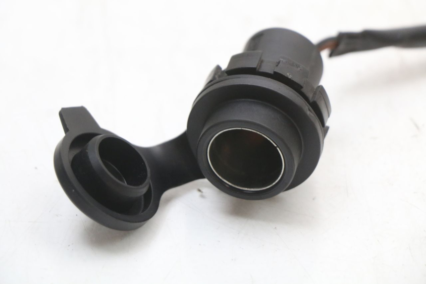 photo de PRISE ALLUME CIGARE YAMAHA XMAX X-MAX ABS 125 (2017 - 2020) - Autre angle de vue