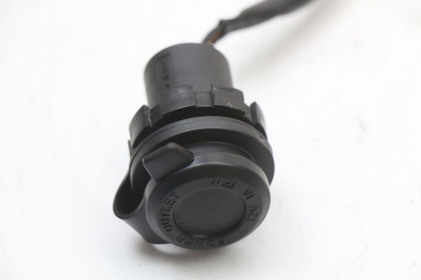 photo de PRISE ALLUME CIGARE YAMAHA XMAX X-MAX ABS 125 (2017 - 2020) - Gros plan technique