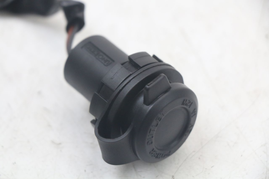 photo de PRISE ALLUME CIGARE YAMAHA XMAX X-MAX ABS 125 (2017 - 2020) - Gros plan technique