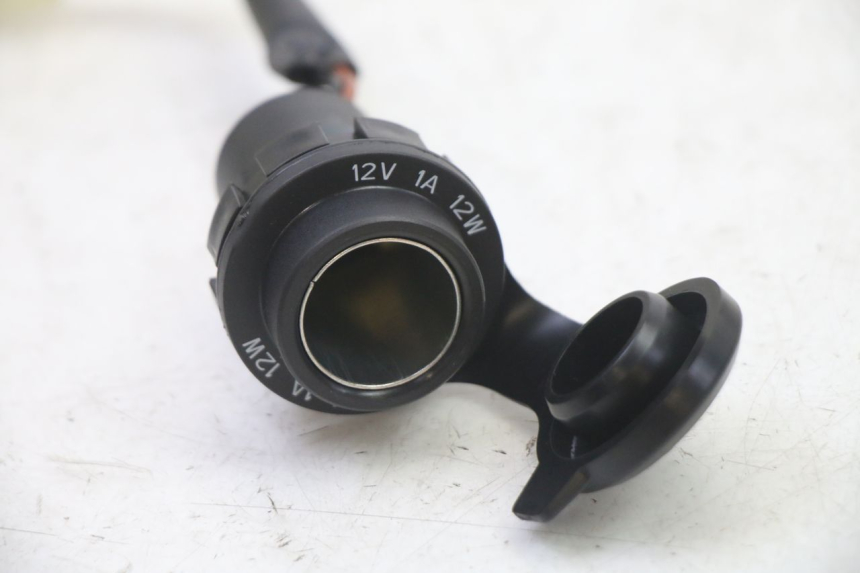 photo de PRISE ALLUME CIGARE YAMAHA XMAX X-MAX 125 (2021 - 2025) - Zoom état d’usage