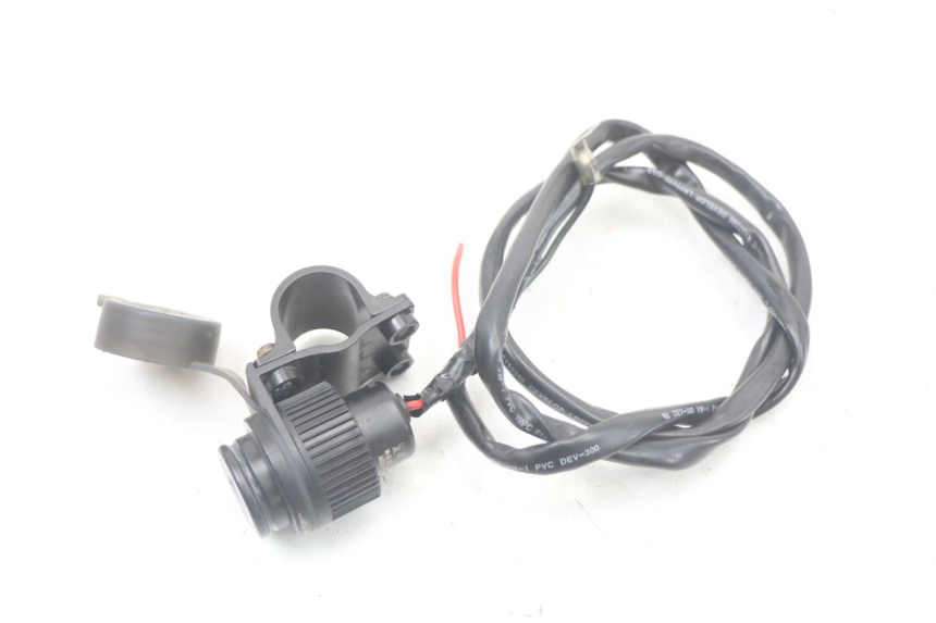 photo de PRISE ALLUME CIGARE YAMAHA FZ1 FAZER 1000 (2007 - 2009) - Vue d’ensemble