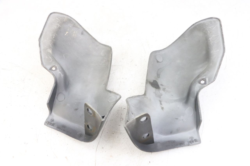 photo de PROTEGE MAIN APRILIA SCARABEO GT 125 (1999 - 2007) - Détail de la pièce