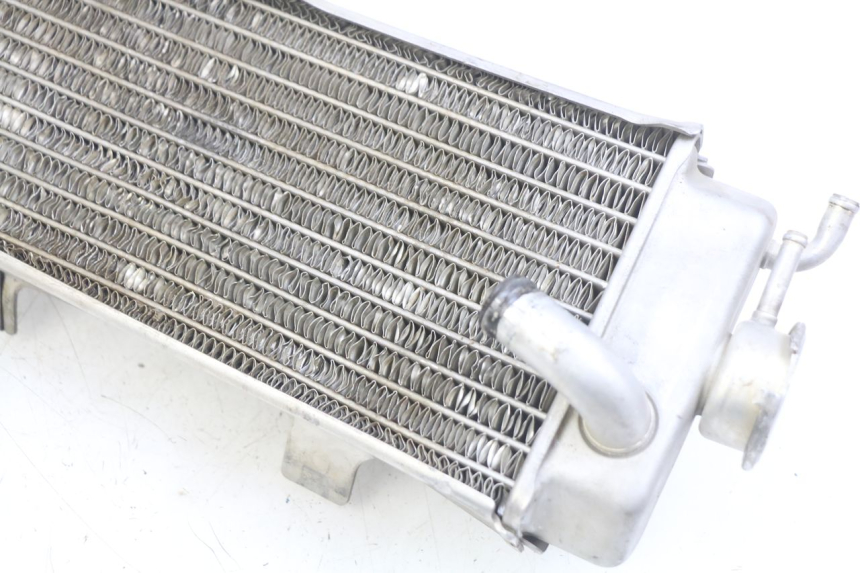photo de RADIATEUR DROIT HONDA CRF CR-F 450 (2009 - 2012) - Gros plan technique