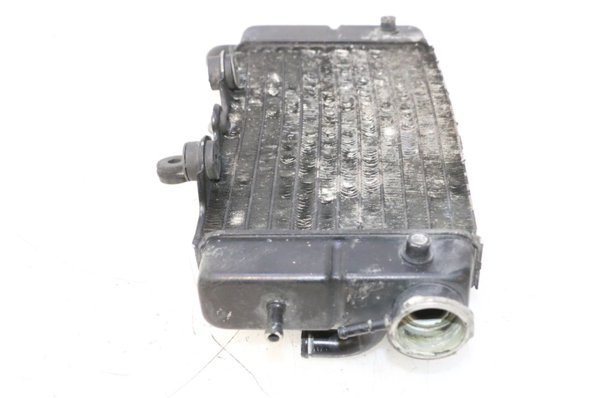 photo de RADIATEUR DROIT HONDA XRV AFRICA TWIN 750 (1990 - 1992) - Gros plan technique