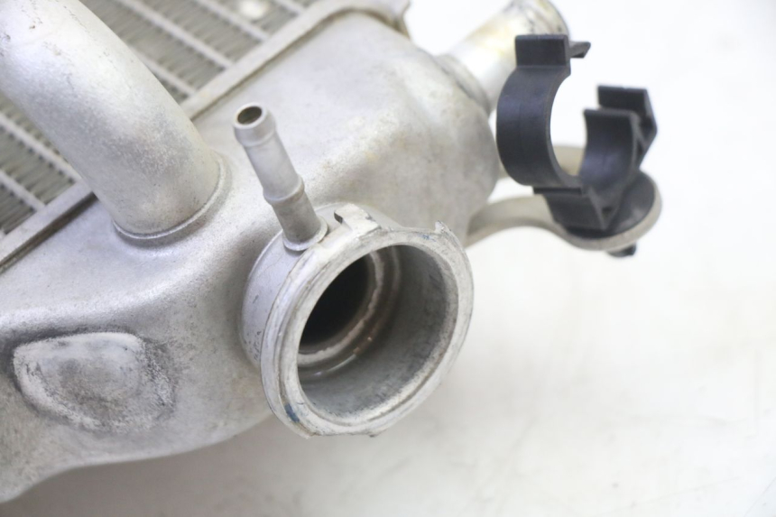 photo de RADIATEUR DROIT YAMAHA YZF YZ-F 450 (2014 - 2016) - Gros plan technique