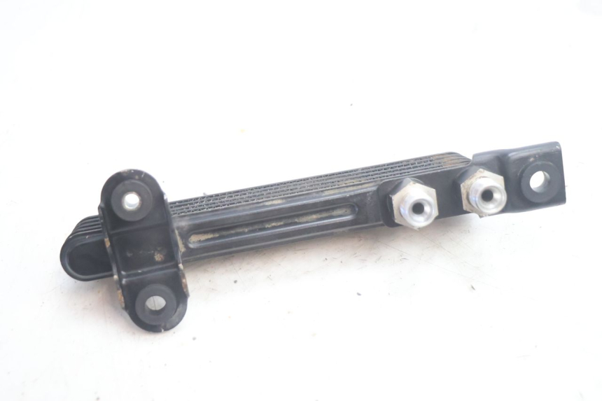 photo de RADIATEUR HUILE SUZUKI DR S 600 (1985 - 1989) - Gros plan technique