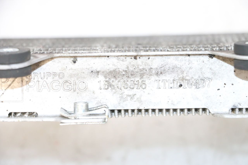 photo de RADIATEUR PIAGGIO MP3 HPE 300 (2019 - 2026) - État de surface