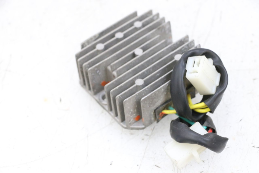 photo de REGULATEUR CHARGE KYMCO AGILITY 4T 50 (2018 - 2022) - Gros plan technique