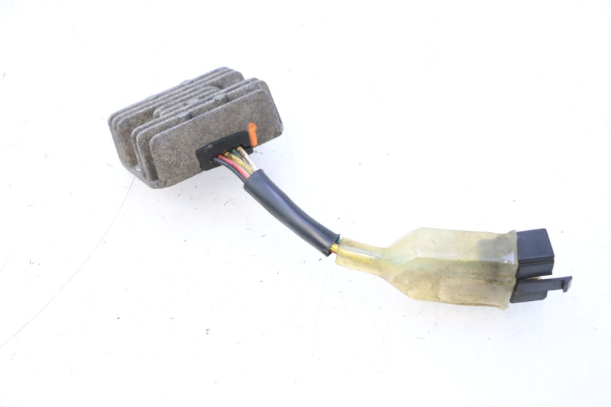 photo de REGULATEUR CHARGE KYMCO AGILITY FR 2T 50 (2012 - 2017) - Gros plan technique