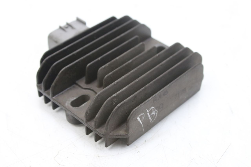 photo de RÉGULATEUR DE CHARGE SUZUKI AN BURGMAN 400 (2006 - 2010) - Gros plan technique