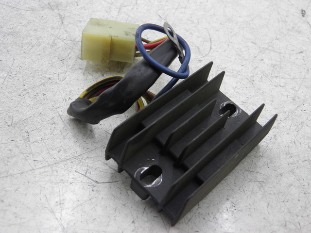 photo de REGULATEUR CHARGE APRILIA LEONARDO 125 (1999 - 2001) - Vue principale