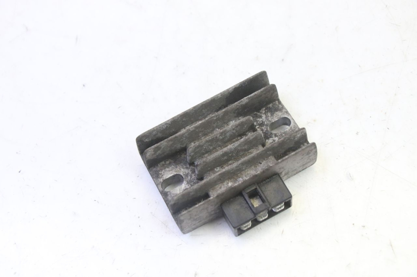photo de REGULATEUR CHARGE HYOSUNG GV AQUILA 125 (2000 - 2009) - Détail de la pièce