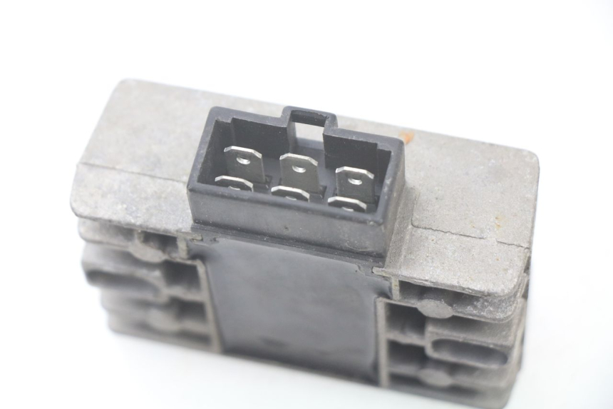 photo de REGULATEUR CHARGE PIAGGIO BEVERLY 125 (1998 - 2005) - Détail de la pièce