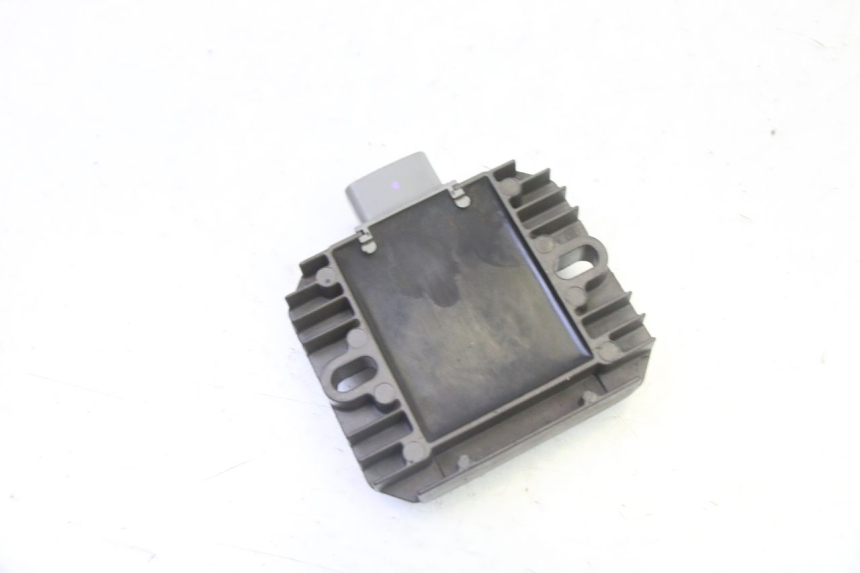 photo de REGULATEUR CHARGE SUZUKI BURGMAN 125 (2007 - 2014) - Autre angle de vue