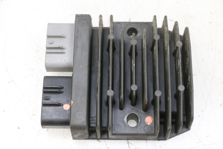 photo de REGULATEUR CHARGE SUZUKI BURGMAN 650 (2013 - 2020) - Gros plan technique