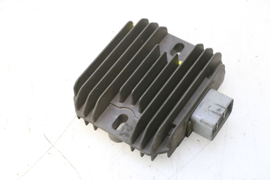 photo de REGULATEUR CHARGE SUZUKI BURGMAN 125 (2007 - 2014) - Autre angle de vue