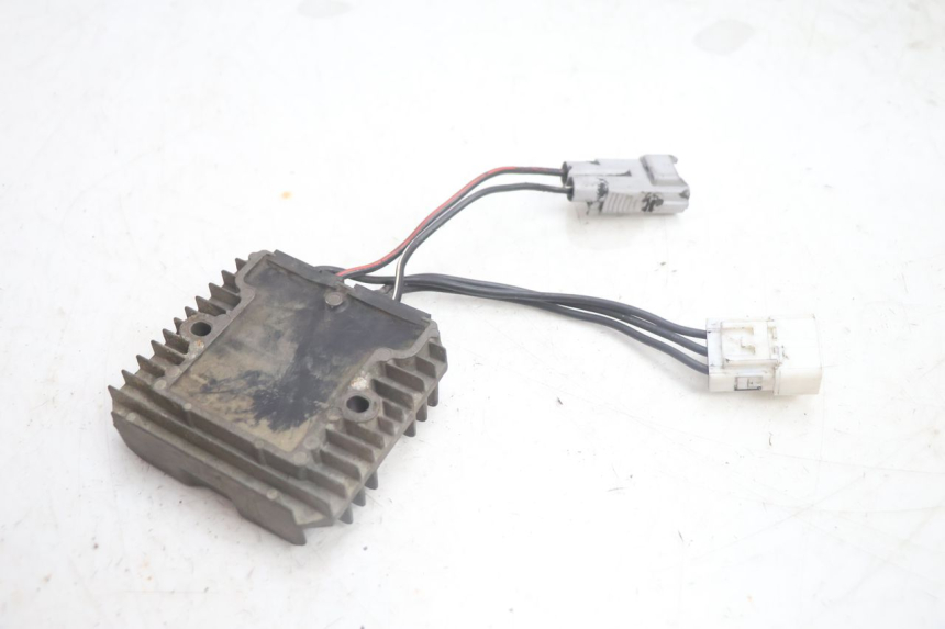 photo de REGULATEUR CHARGE SUZUKI BURGMAN EXECUTIVE ABS 650 (2006 - 2012) - Gros plan technique