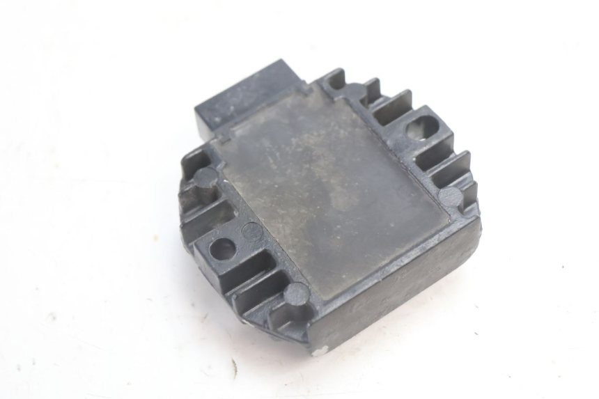 photo de REGULATEUR CHARGE YAMAHA BW'S BWS 125 (2010 - 2013) - Gros plan technique