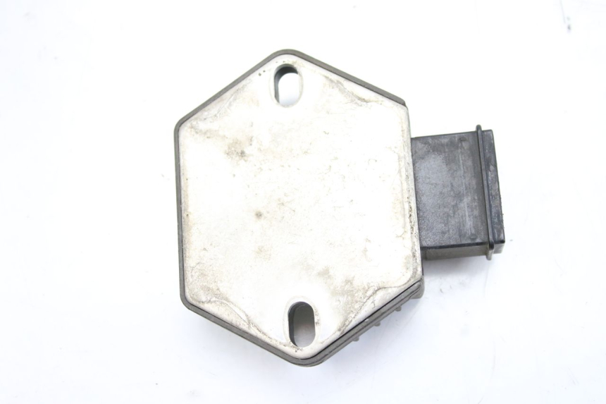 photo de REGULATEUR CHARGE HONDA CBF 500 (2004 - 2007) - Points de fixation