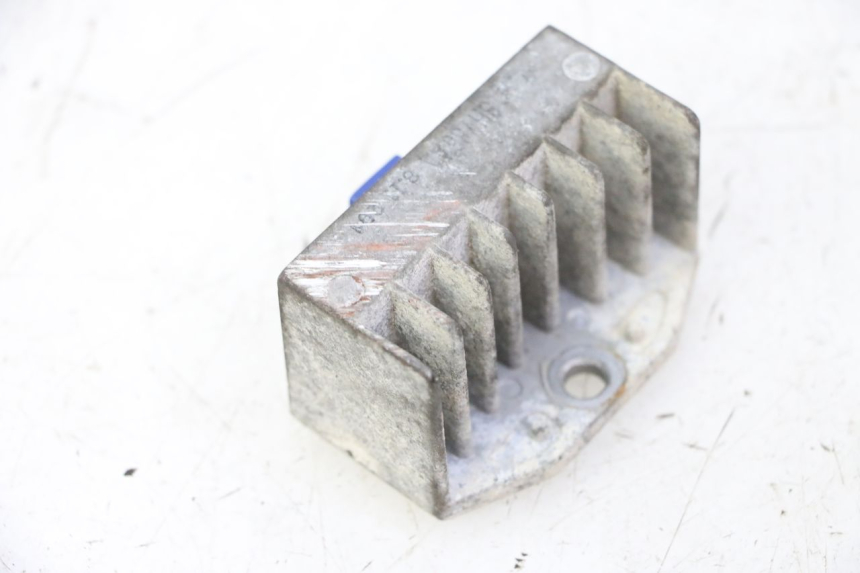 photo de REGULATEUR CHARGE HONDA CBF 125 (2009 - 2015) - Autre angle de vue