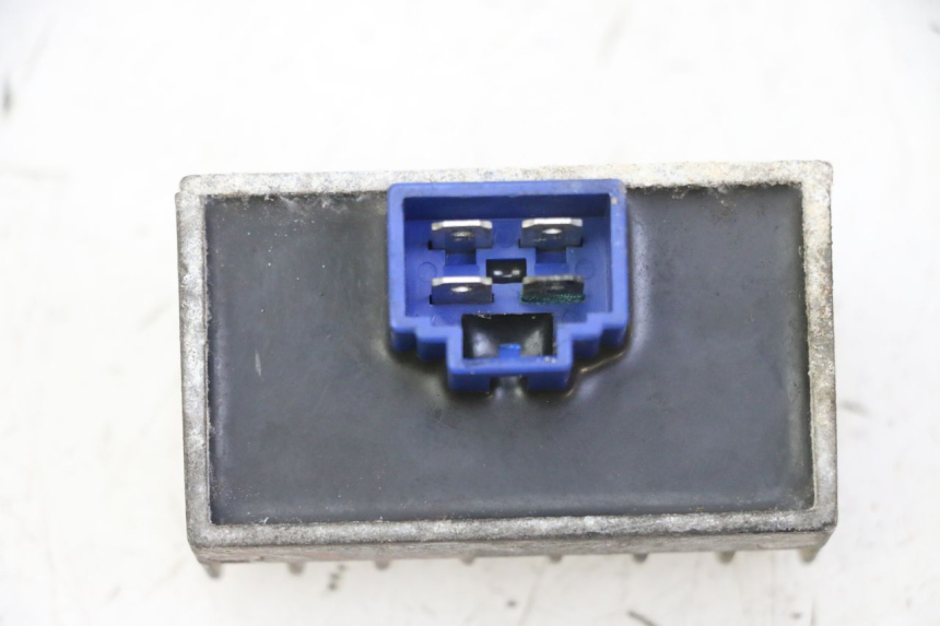 photo de REGULATEUR CHARGE HONDA CBF 125 (2009 - 2015) - Gros plan technique