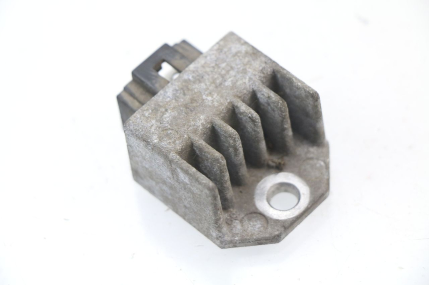 photo de REGULATEUR CHARGE HONDA CG 125 (1996 - 1998) - Autre angle de vue