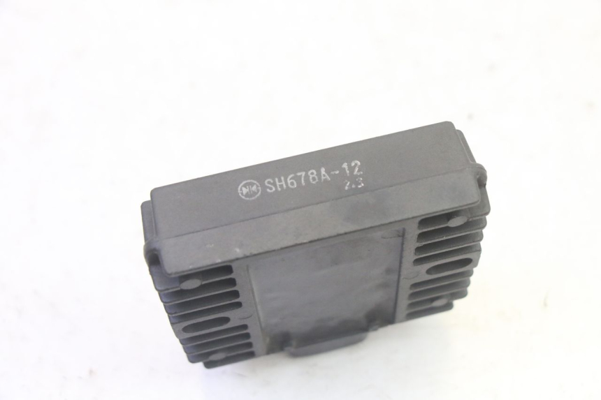 photo de REGULATEUR CHARGE SUZUKI DL V STROM 1000 (2002 - 2007) - Gros plan technique