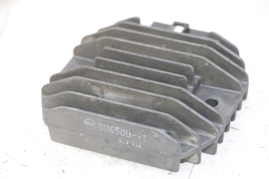 photo de REGULATEUR CHARGE PEUGEOT ELYSTAR 125 (2002 - 2007) - Gros plan technique