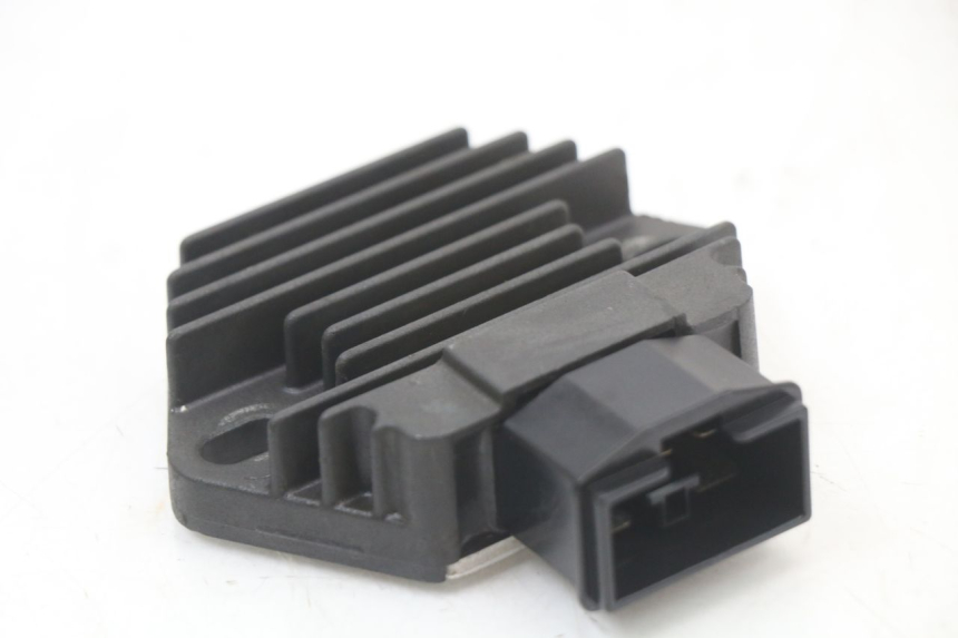 photo de REGULATEUR CHARGE HONDA FES PANTHEON 2T 125 (1998 - 2002) - Détail de la pièce