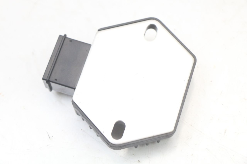 photo de REGULATEUR CHARGE HONDA FES PANTHEON 2T 125 (1998 - 2002) - Gros plan technique