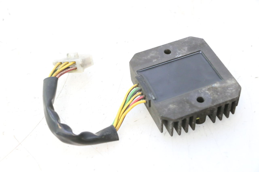 photo de REGULATEUR CHARGE HONDA FES PANTHEON 125 (2003 - 2007) - Zoom état d’usage