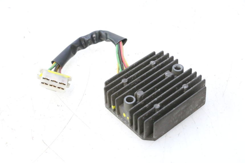 photo de REGULATEUR CHARGE HONDA FES PANTHEON 125 (2003 - 2007) - Gros plan technique