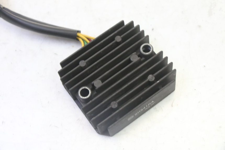 photo de REGULATEUR CHARGE HONDA FES S-WING SWING ABS 125 (2007 - 2015) - Détail de la pièce
