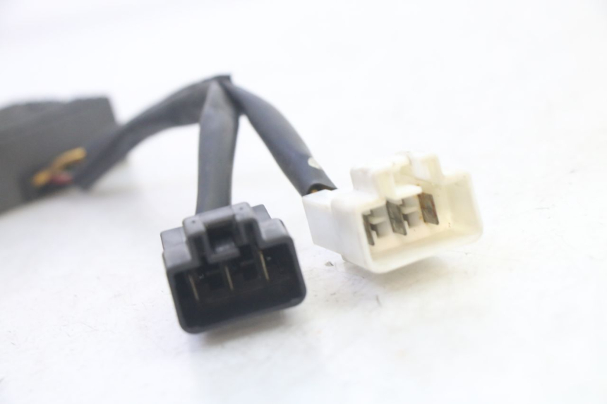 photo de REGULATEUR CHARGE HONDA FES S-WING SWING ABS 125 (2007 - 2015) - Gros plan technique