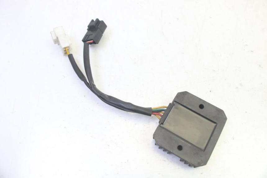 photo de REGULATEUR CHARGE HONDA FES S-WING SWING ABS 125 (2007 - 2015) - Gros plan technique