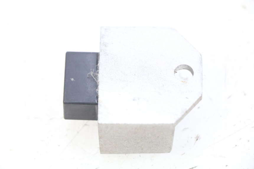 photo de REGULATEUR CHARGE SYM FIDDLE 2 50 (2008 - 2013) - Détail de la pièce