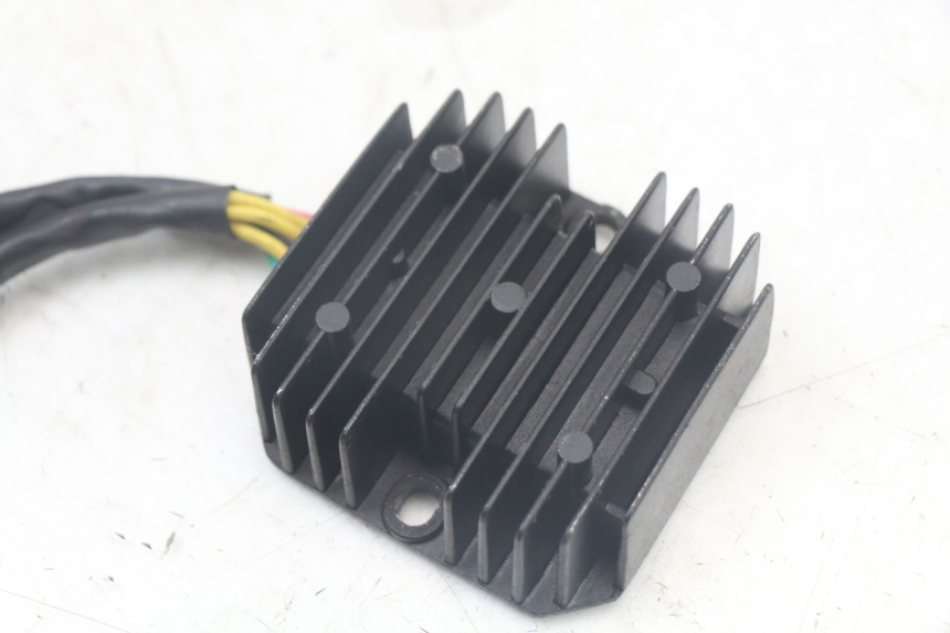 photo de REGULATEUR CHARGE SYM FIDDLE 3 III 125 (2014 - 2020) - Zoom état d’usage