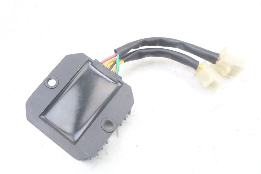 photo de REGULATEUR CHARGE SYM FIDDLE 3 III 125 (2014 - 2020) - Autre angle de vue